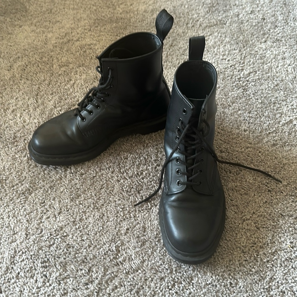 Dr. Marten black boot 11m 12w